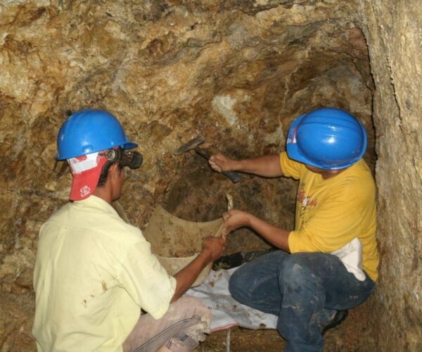 Sampling the historic Estrella Mine ESTN001 assaying 0.8m @ 9.33gpt Au